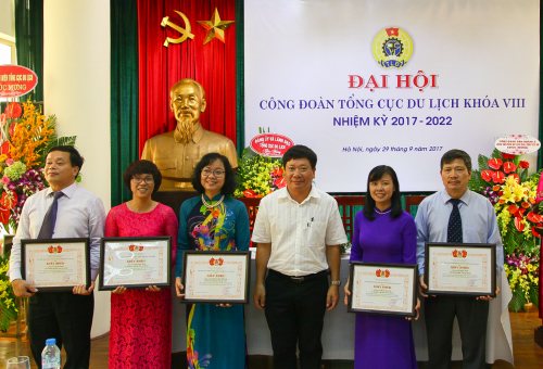  Chủ tịch Công đoàn Bộ VHTTDL Nguyễn Tuấn Linh trao Giấy khen cho các cá nhân
